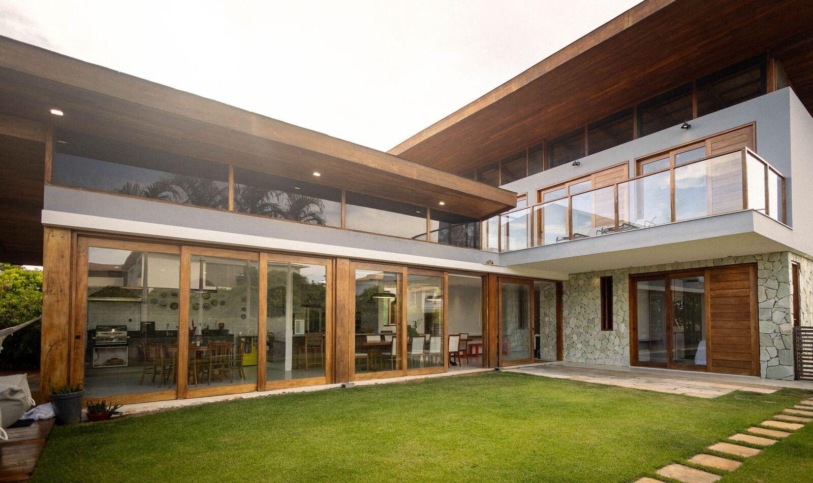 Maison contemporaine en bois, verre et pierre avec pelouse